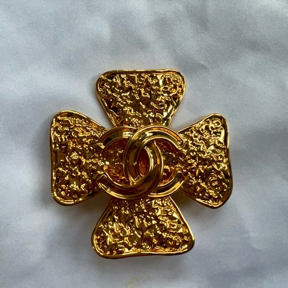 Chanel Vintage 24K Gold Clover Brooch - Picture 3 of 5